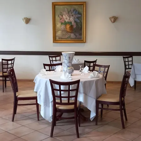 Hotel Logis Le Jardin Des Thermes 2*